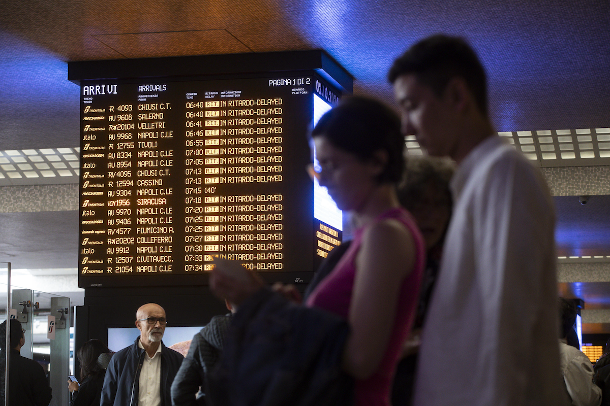 https://static.open.online/wp-content/uploads/2025/07/treni-ritardo.png