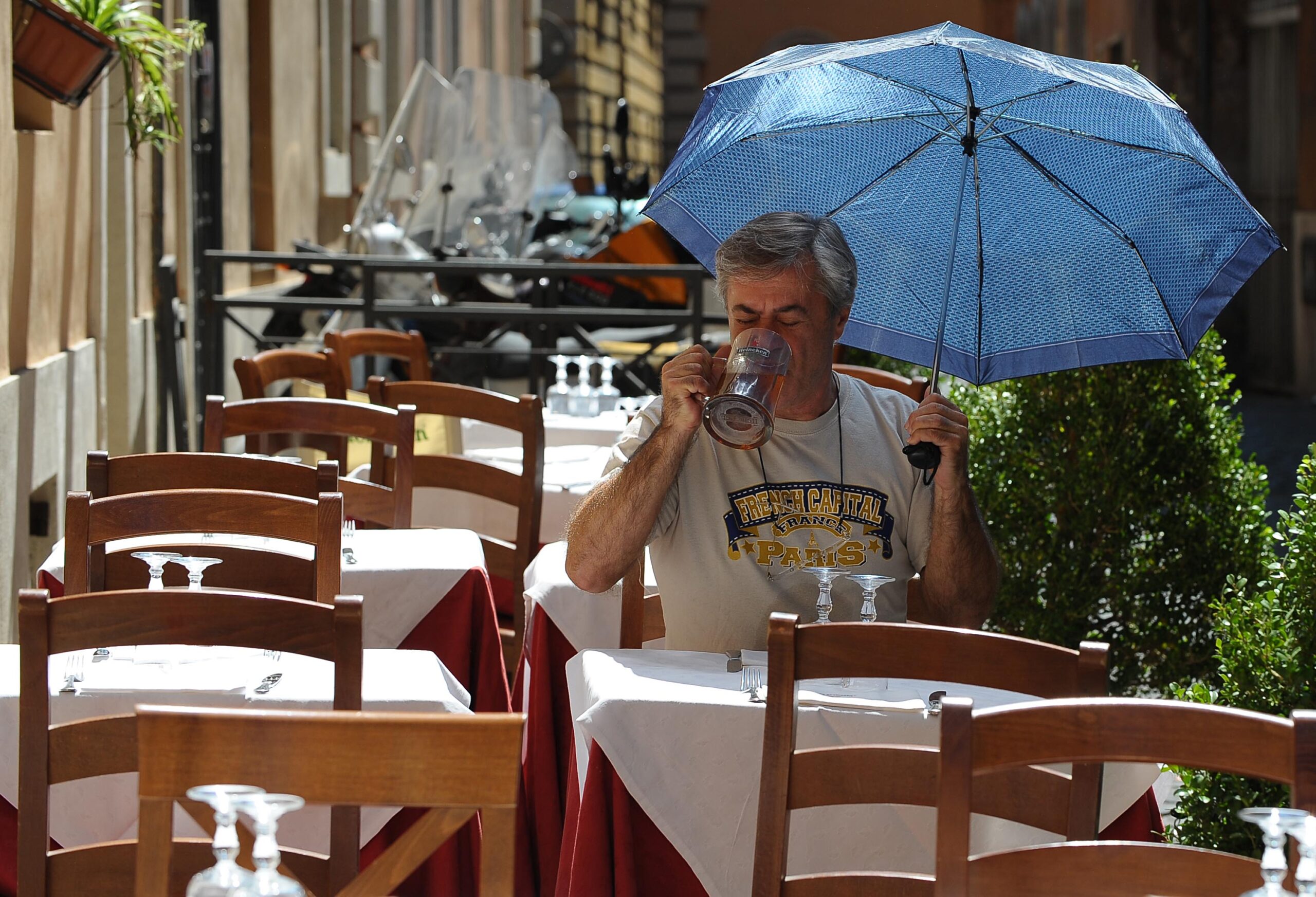https://static.open.online/wp-content/uploads/2025/07/vacanze-italiani-scaled.jpg