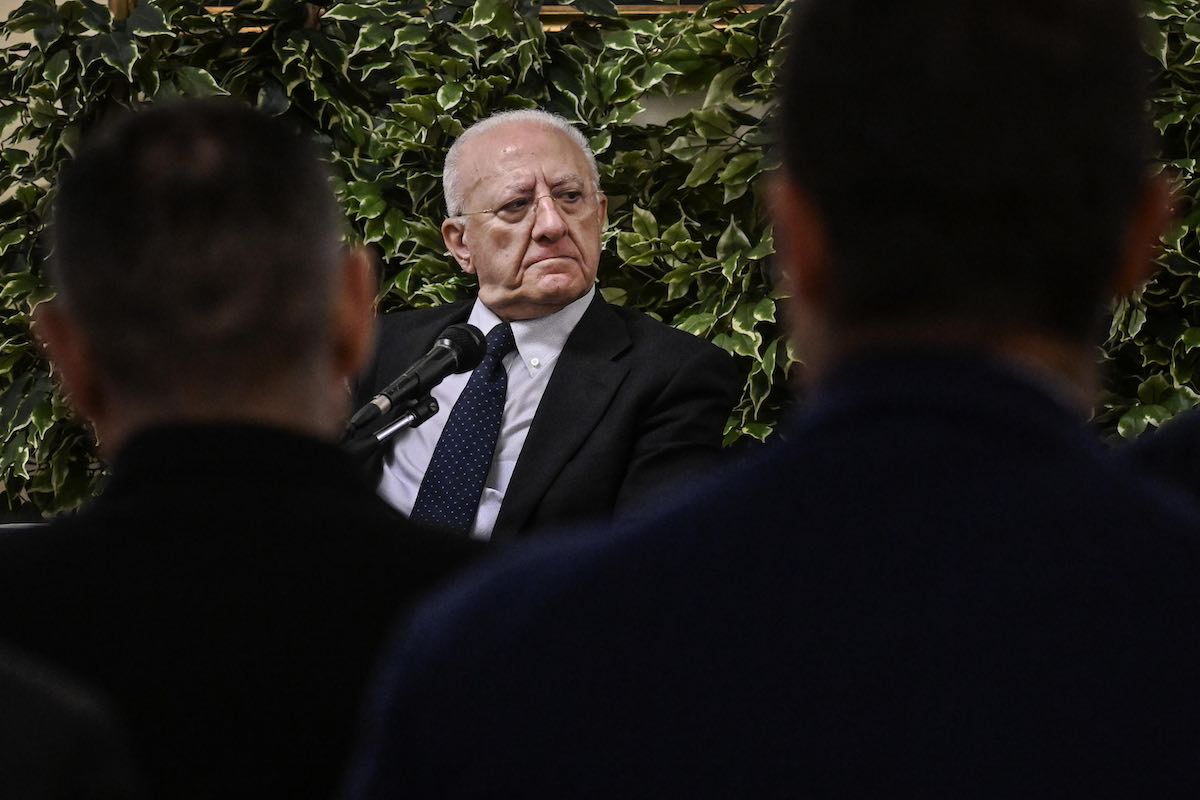 vincenzo de luca campania pd m5s roberto fico