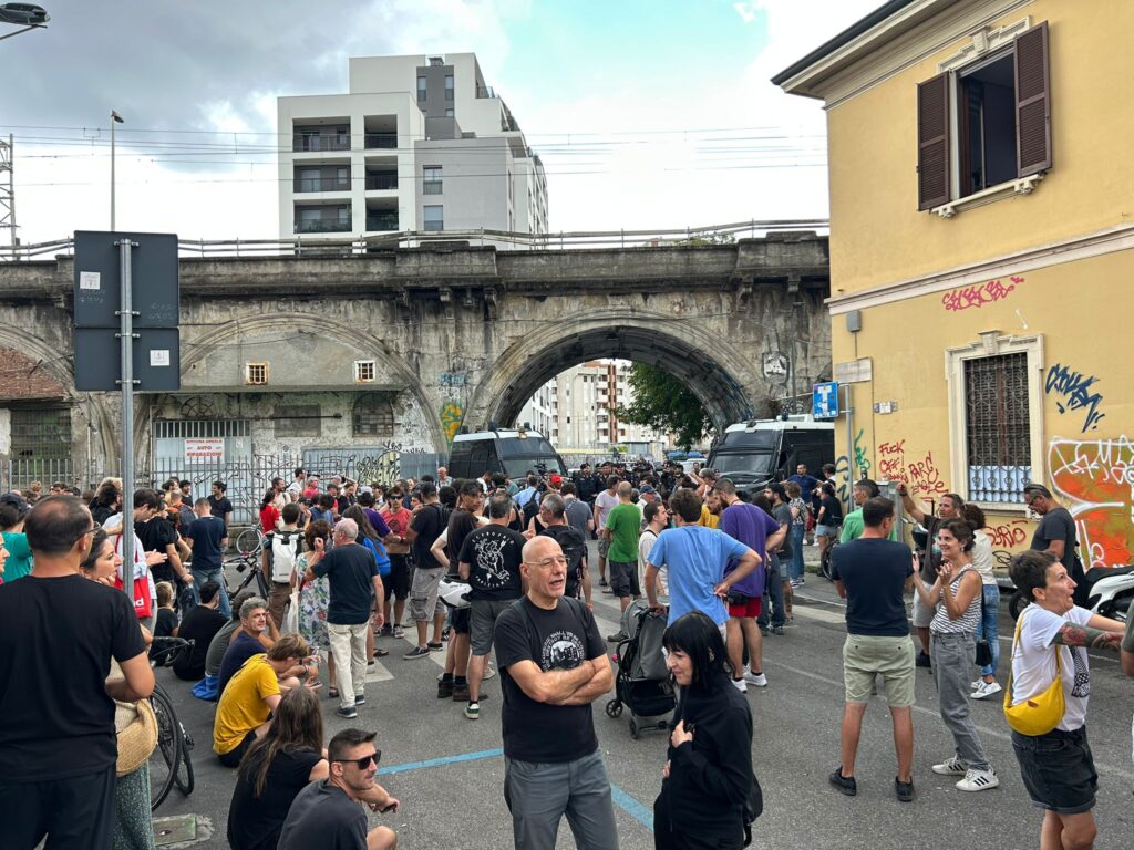 Gente sgombero Leoncavallo