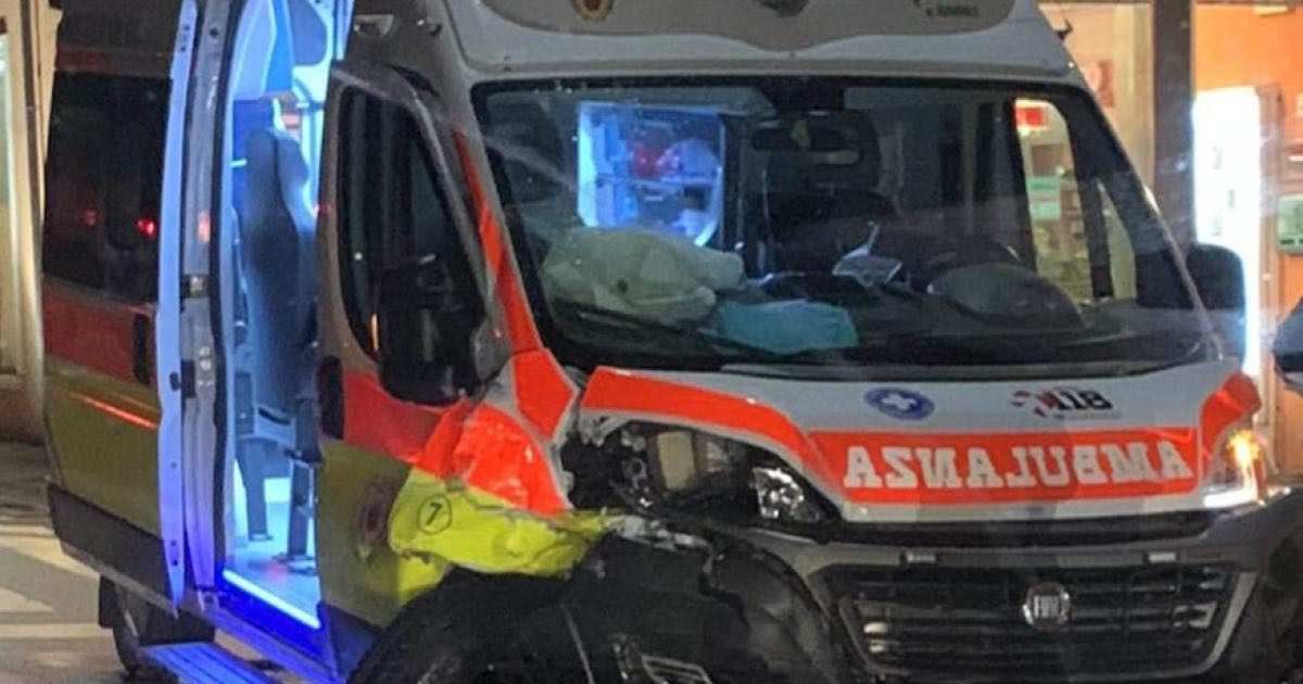 ambulanza incidente mamma partorisce auto