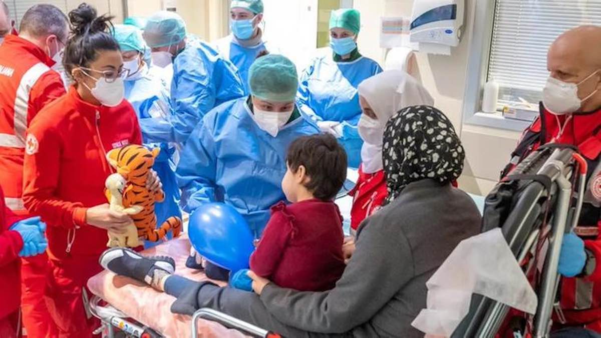 bambina brescia gaza volo umanitario