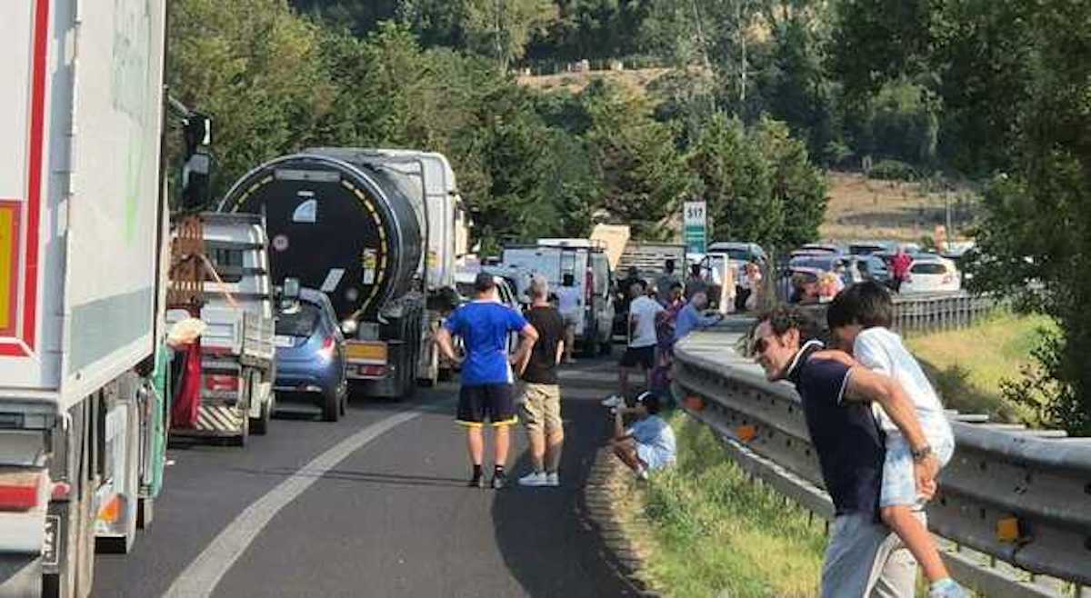camion in fiamme a1