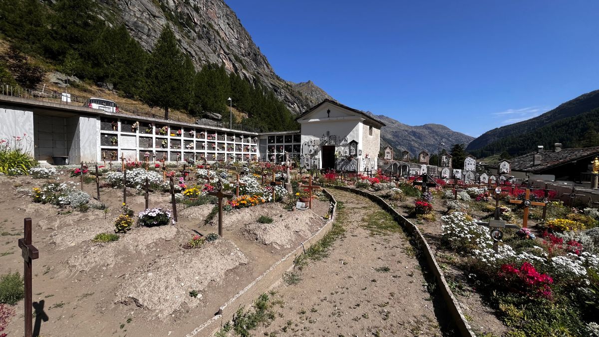 https://static.open.online/wp-content/uploads/2025/08/cimitero-Valgrisenche.jpg
