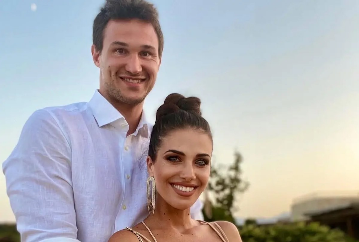 https://static.open.online/wp-content/uploads/2025/08/danilo-gallinari-eleonora-boi-morsa-squalo-porto-rico.jpg