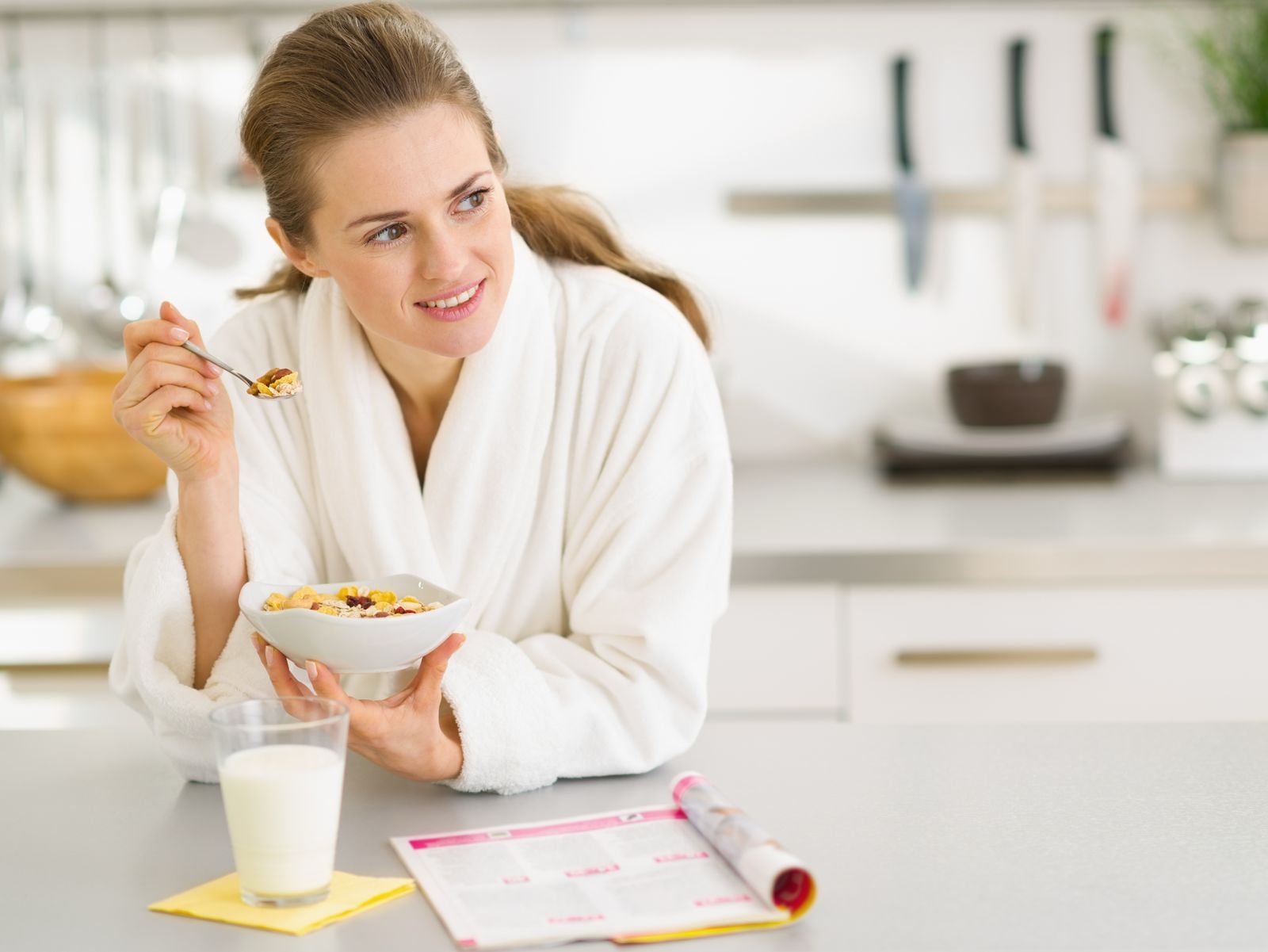 Donna fa colazione salutare