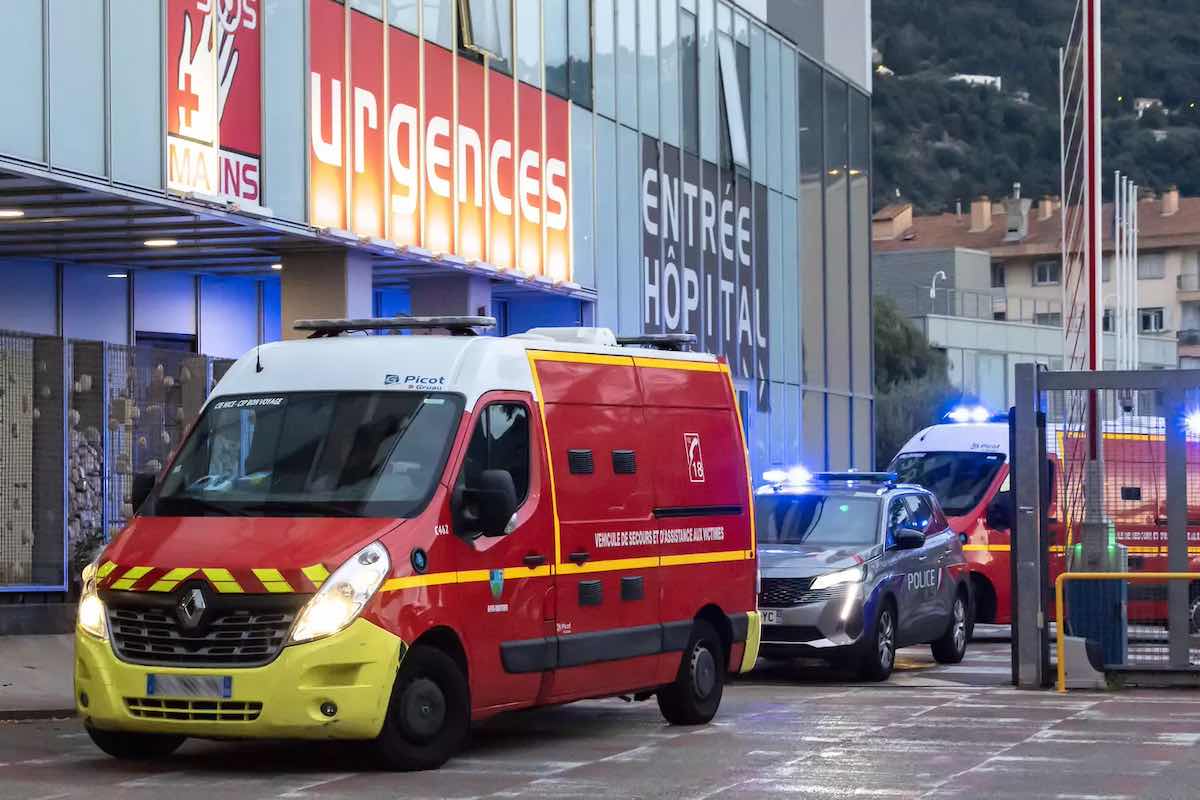 francia auto investe retromarcia folla