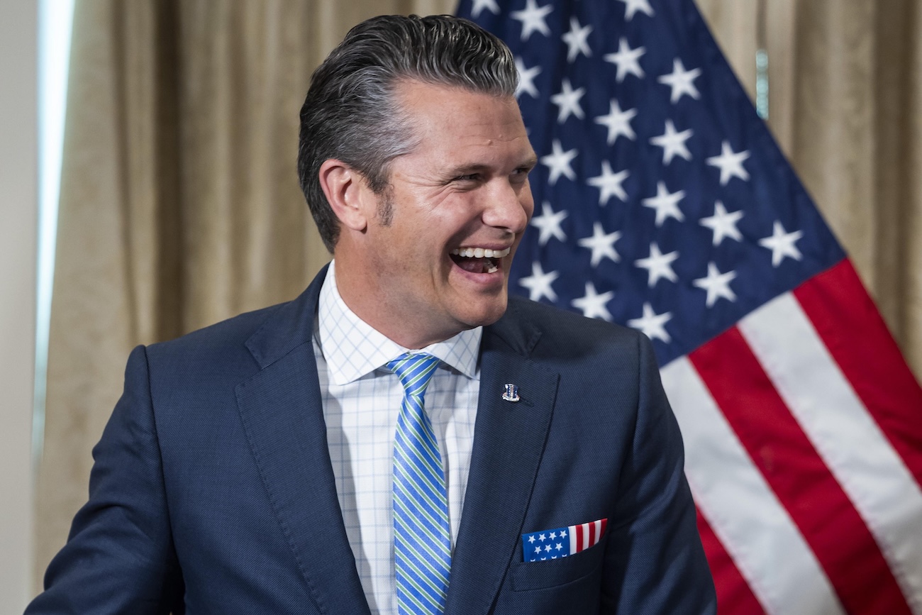 https://static.open.online/wp-content/uploads/2025/08/hegseth.jpg