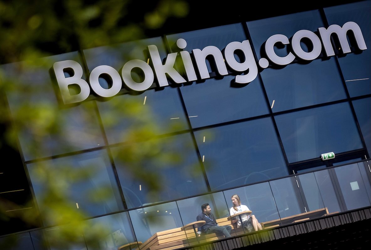 https://static.open.online/wp-content/uploads/2025/08/hotel-vs-booking.jpeg