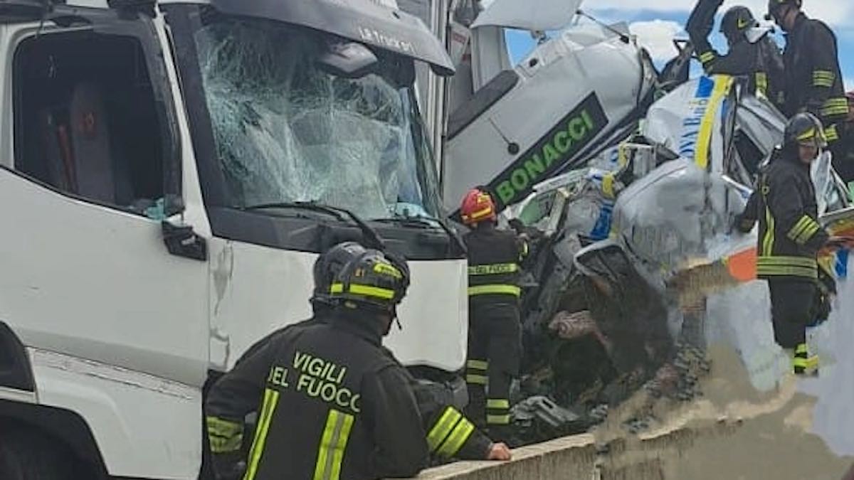 incidente ambulanza tir a1 morti