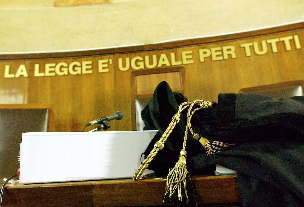lecce violenze moglie sesso sconosciuti