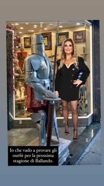 Selvaggia Lucarelli con un'armatura medievale