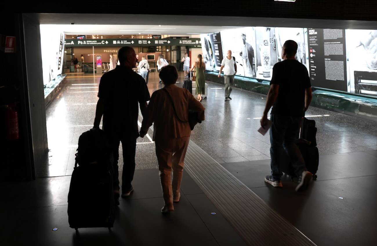 https://static.open.online/wp-content/uploads/2025/08/malpensa-turisti.jpeg