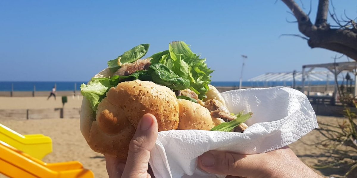 https://static.open.online/wp-content/uploads/2025/08/monopoli-panino-spiaggia-celiachia.jpg