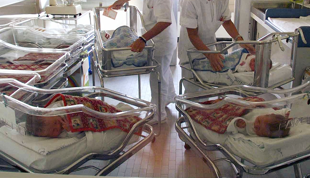 neonato schiacciato madre