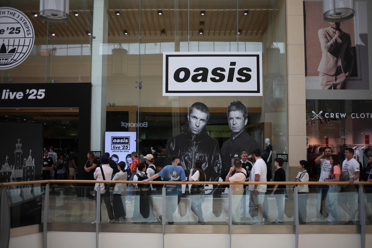 https://static.open.online/wp-content/uploads/2025/08/oasis-fan-morte-concerto.jpeg