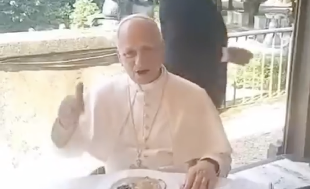 https://static.open.online/wp-content/uploads/2025/08/papa-leone-xiv-forza-roma-e1755684322751.png