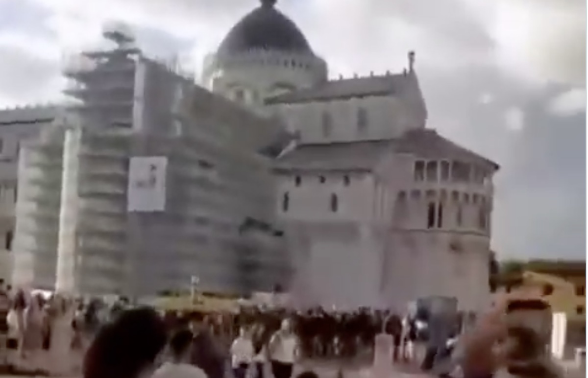 https://static.open.online/wp-content/uploads/2025/08/pisa-as-roma-cori-fascisti.jpg