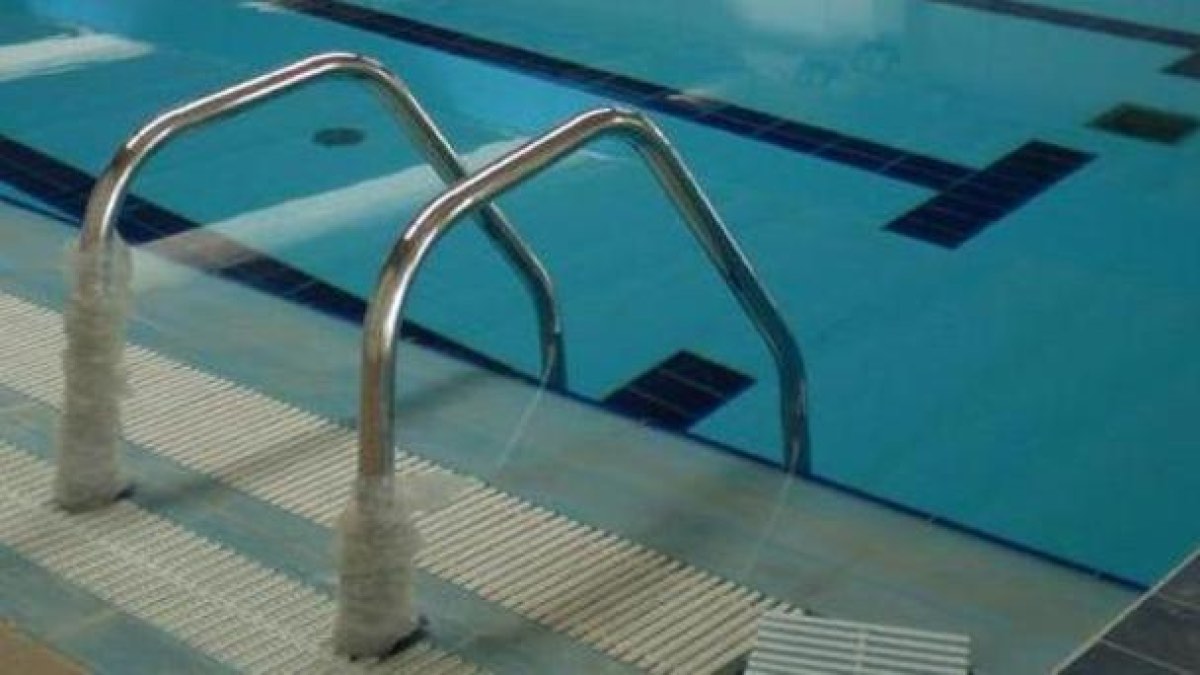 piscina bimbo cade gravissimo