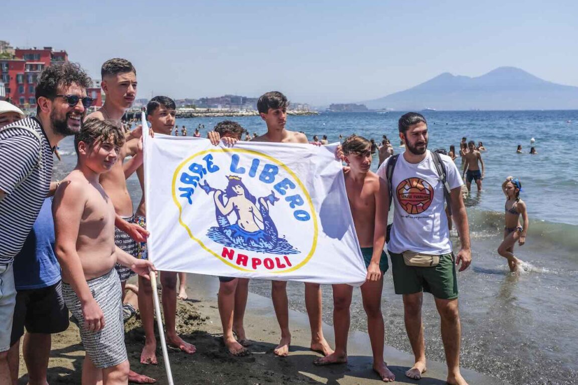 protesta spiagge libere napoli