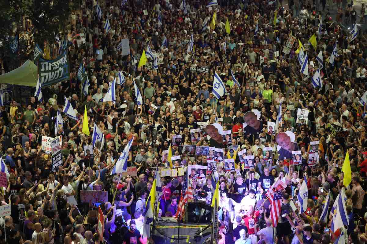 https://static.open.online/wp-content/uploads/2025/08/proteste-tel-aviv.jpg