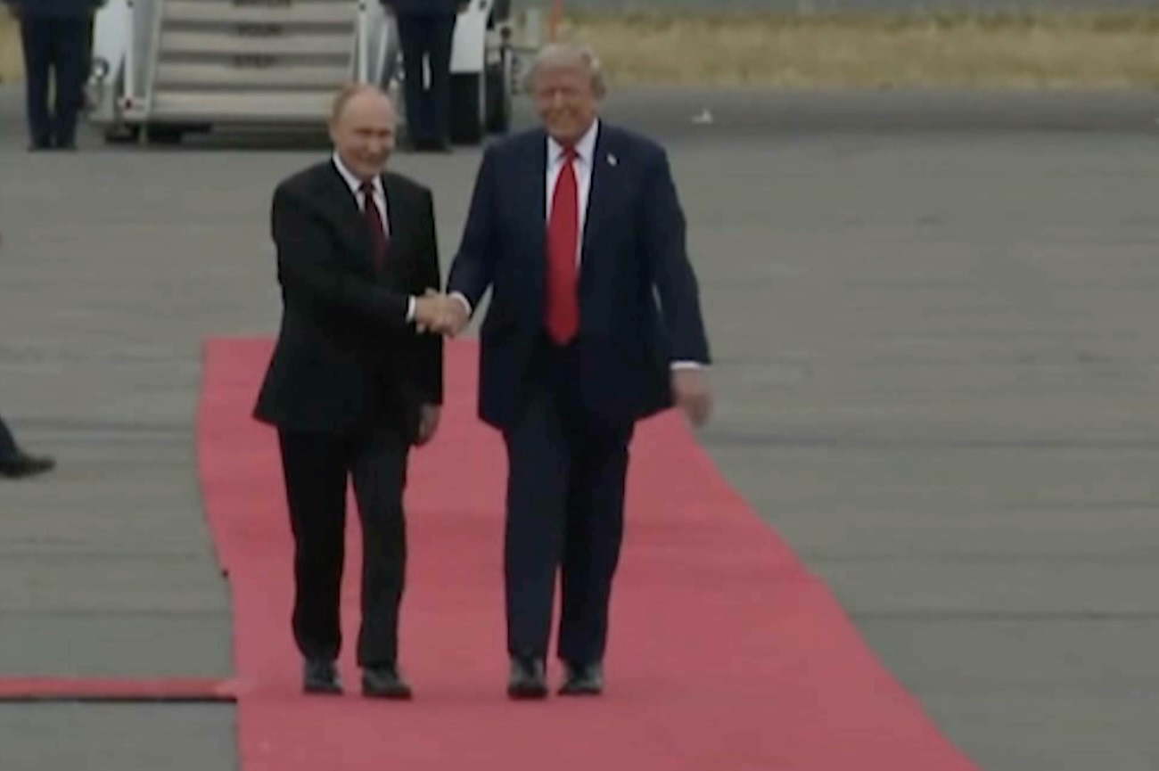 https://static.open.online/wp-content/uploads/2025/08/putin-trump-stretta-di-mano.jpg