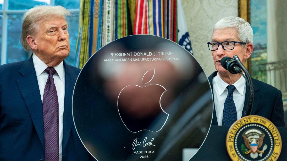 https://static.open.online/wp-content/uploads/2025/08/tim-cook-trump-placca-oro-apple.jpg