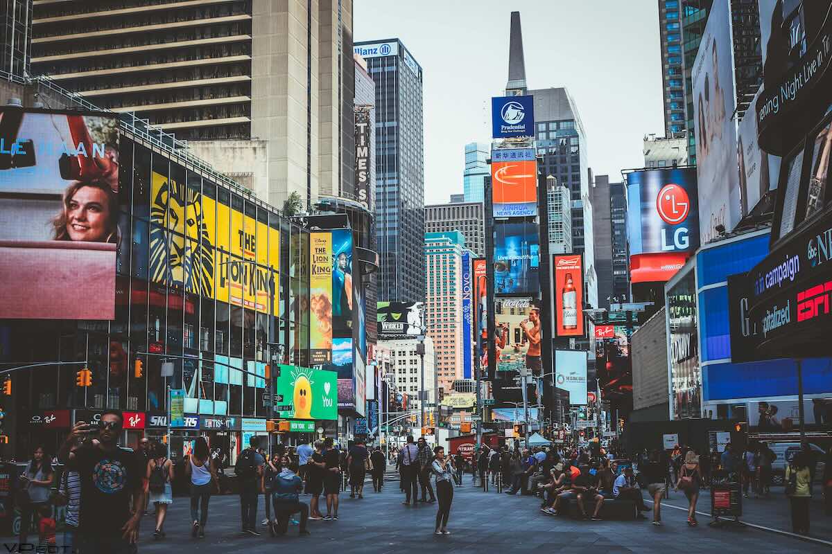 https://static.open.online/wp-content/uploads/2025/08/time-square-ny-sparatoria.jpeg