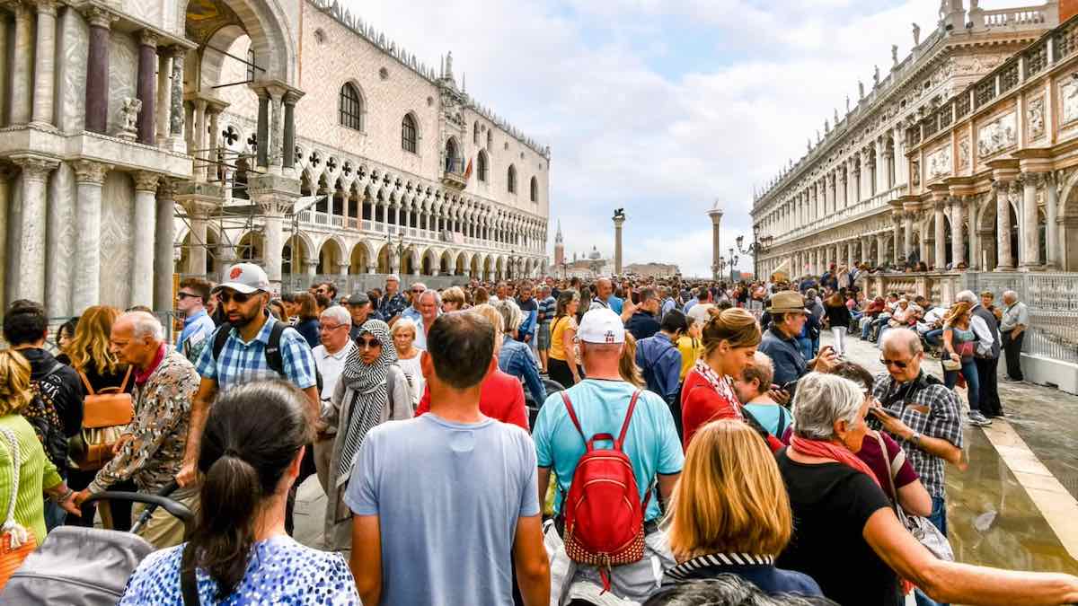 turismo governo dati alberghi scontro