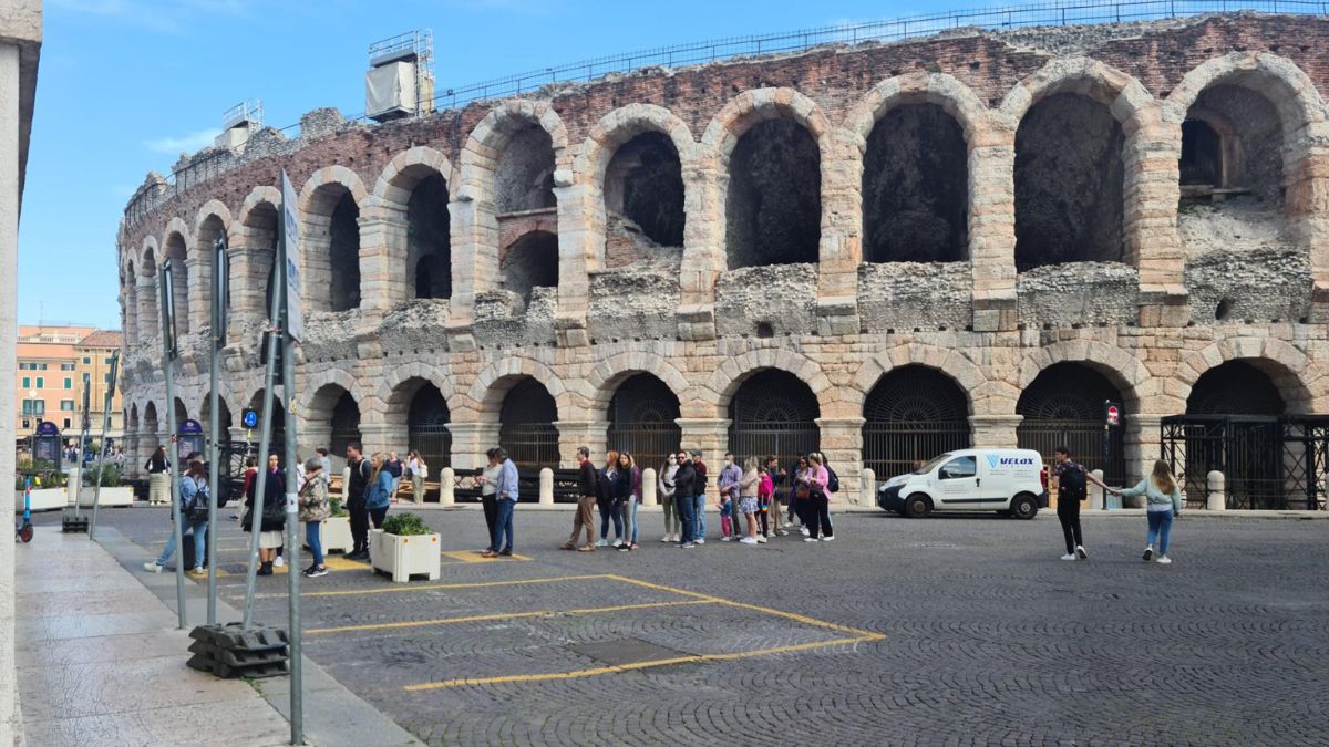 https://static.open.online/wp-content/uploads/2025/08/turisti-verona.jpg