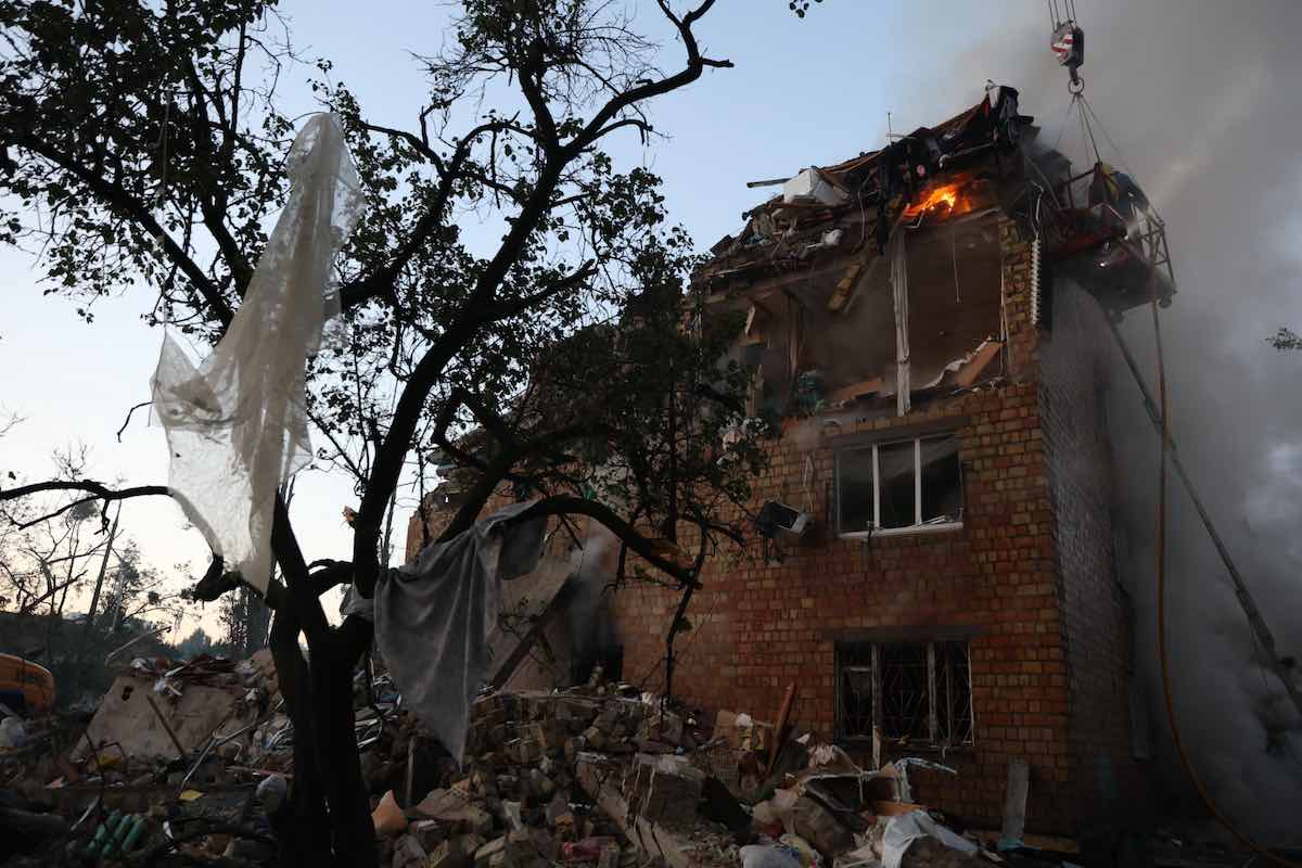 https://static.open.online/wp-content/uploads/2025/08/ucraina-russia-attacco-kiev.jpg