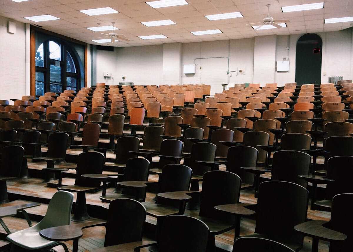 https://static.open.online/wp-content/uploads/2025/08/universita-studentessa-trasferimento.jpg