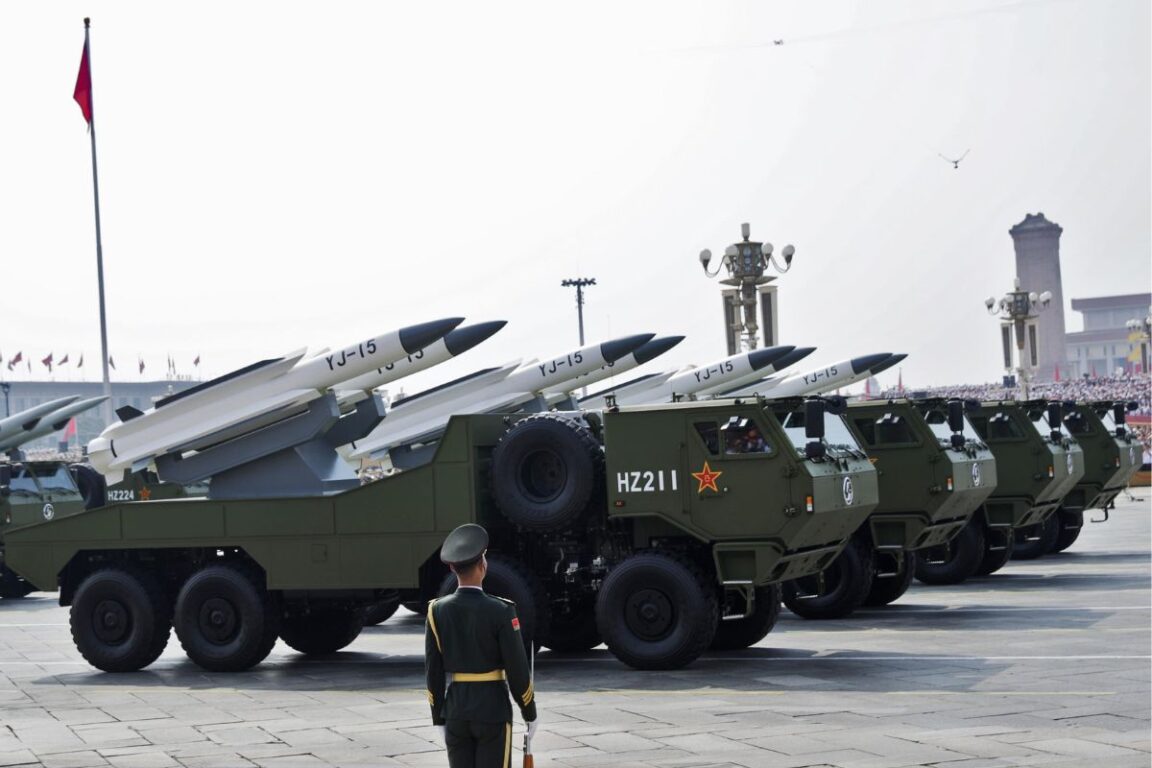 Veicoli blindati che trasportano il missile da crociera antinave supersonico YJ-15