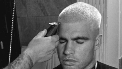 carlos alcaraz taglio capelli biondo platino