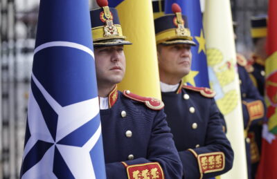 Bandiera Nato e soldati