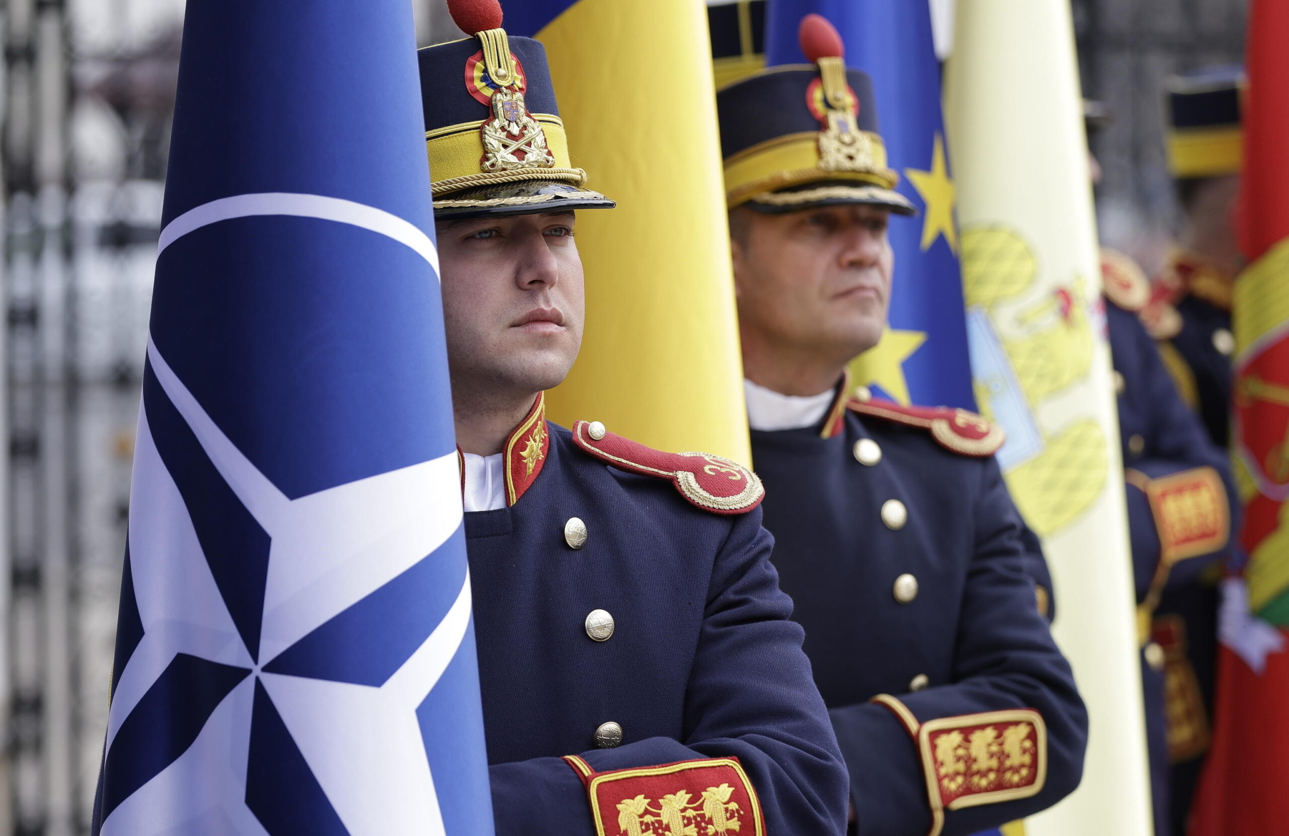 Bandiera Nato e soldati