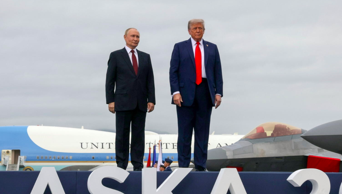 Foto che mostra la differenza di altezza tra Putin e Trump sul palco del summit in Alaska nel 2025.