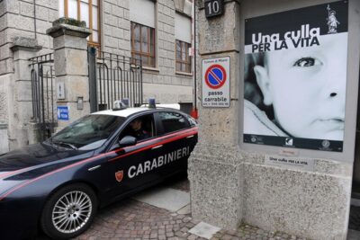 avvocata denuncia compagno iraniano milano