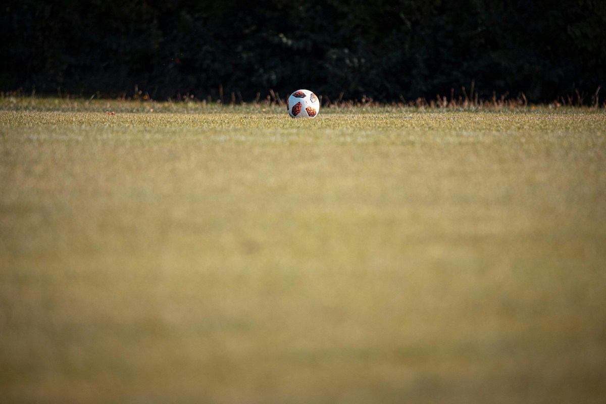 https://static.open.online/wp-content/uploads/2025/09/bambini-giocano-calcio-campo-murano-multa-genitori.jpg