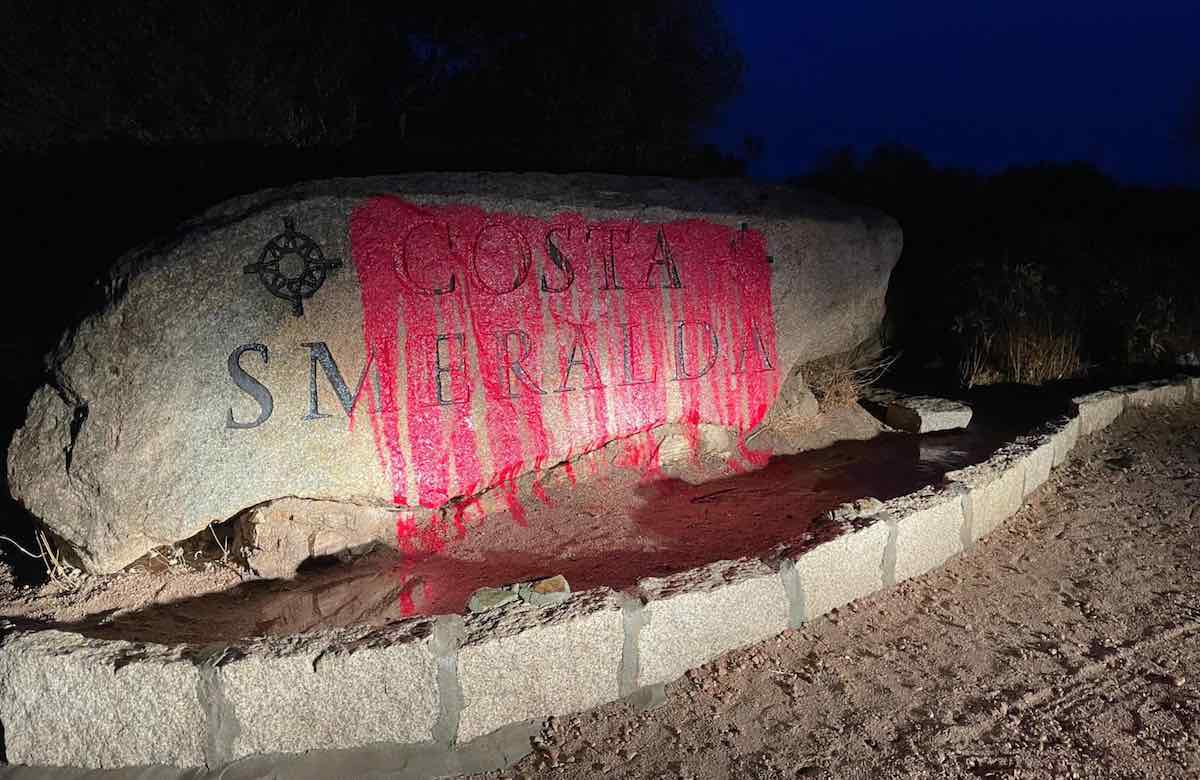https://static.open.online/wp-content/uploads/2025/09/costa-smeralda-vernice-soldati-israeliani.jpg