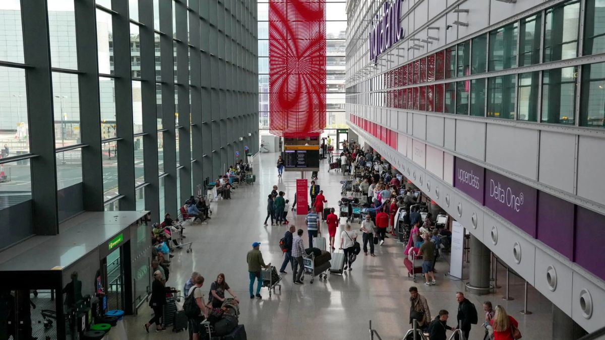https://static.open.online/wp-content/uploads/2025/09/cyber-attacco-london-heathrow.jpg