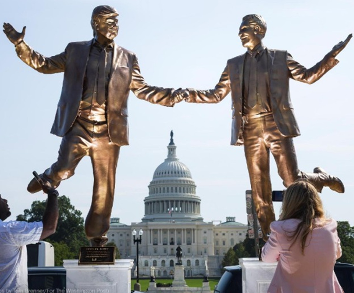 https://static.open.online/wp-content/uploads/2025/09/donald-trump-jeffrey-epstein-statue-washington.jpg