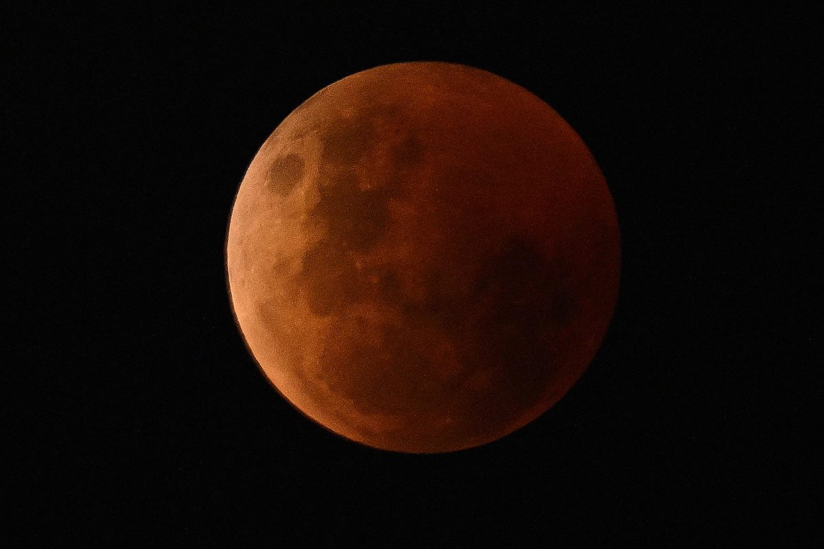 https://static.open.online/wp-content/uploads/2025/09/eclissi_lunare_totale_australia-1.jpg