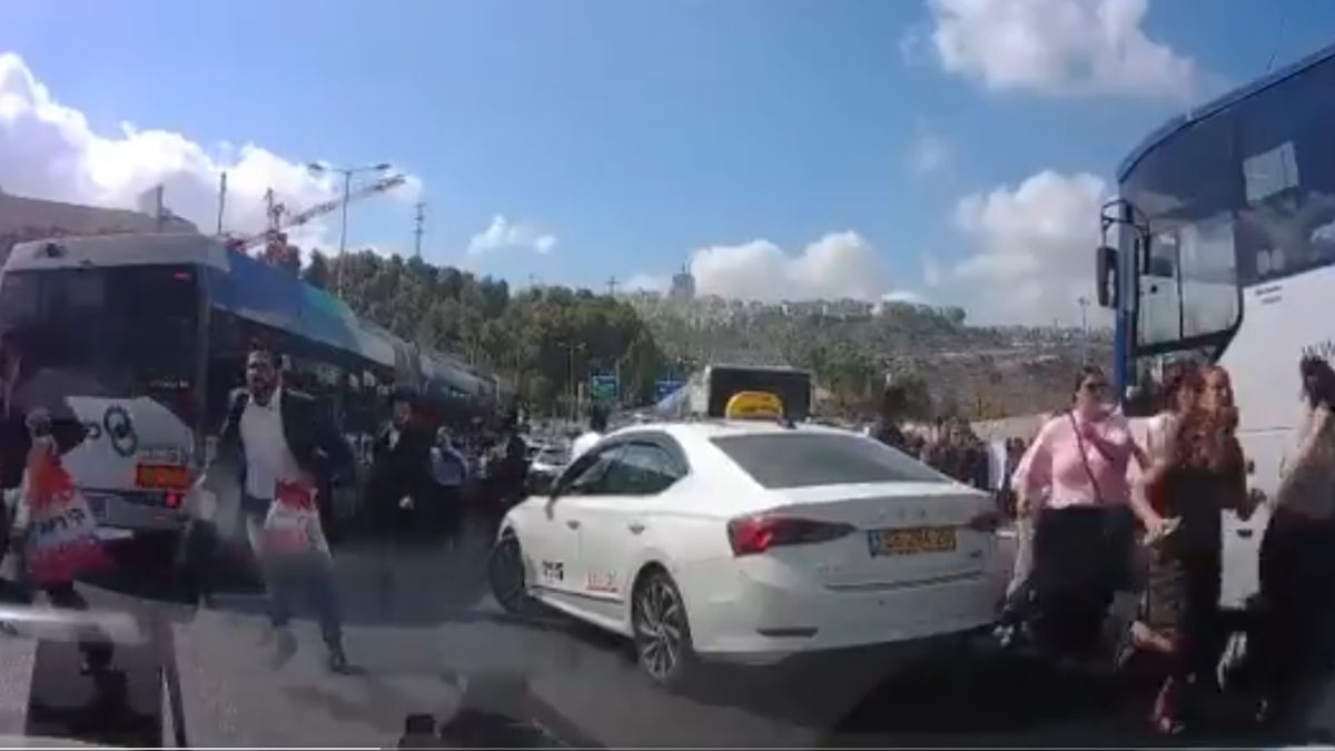 https://static.open.online/wp-content/uploads/2025/09/fuga-autobus-attentato-gerusalemme.jpg