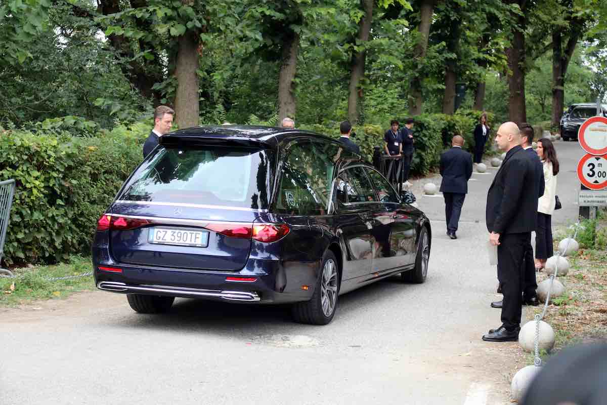 https://static.open.online/wp-content/uploads/2025/09/funerale-giorgio-armani-rivalta.jpg