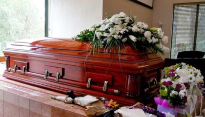 funerale giovane morto entra chiesa bara