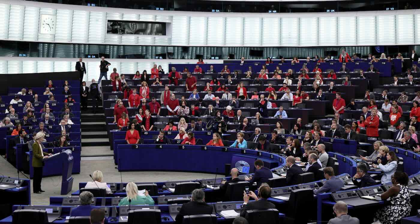 https://static.open.online/wp-content/uploads/2025/09/gaza-rosso-parlamento-ue.jpeg