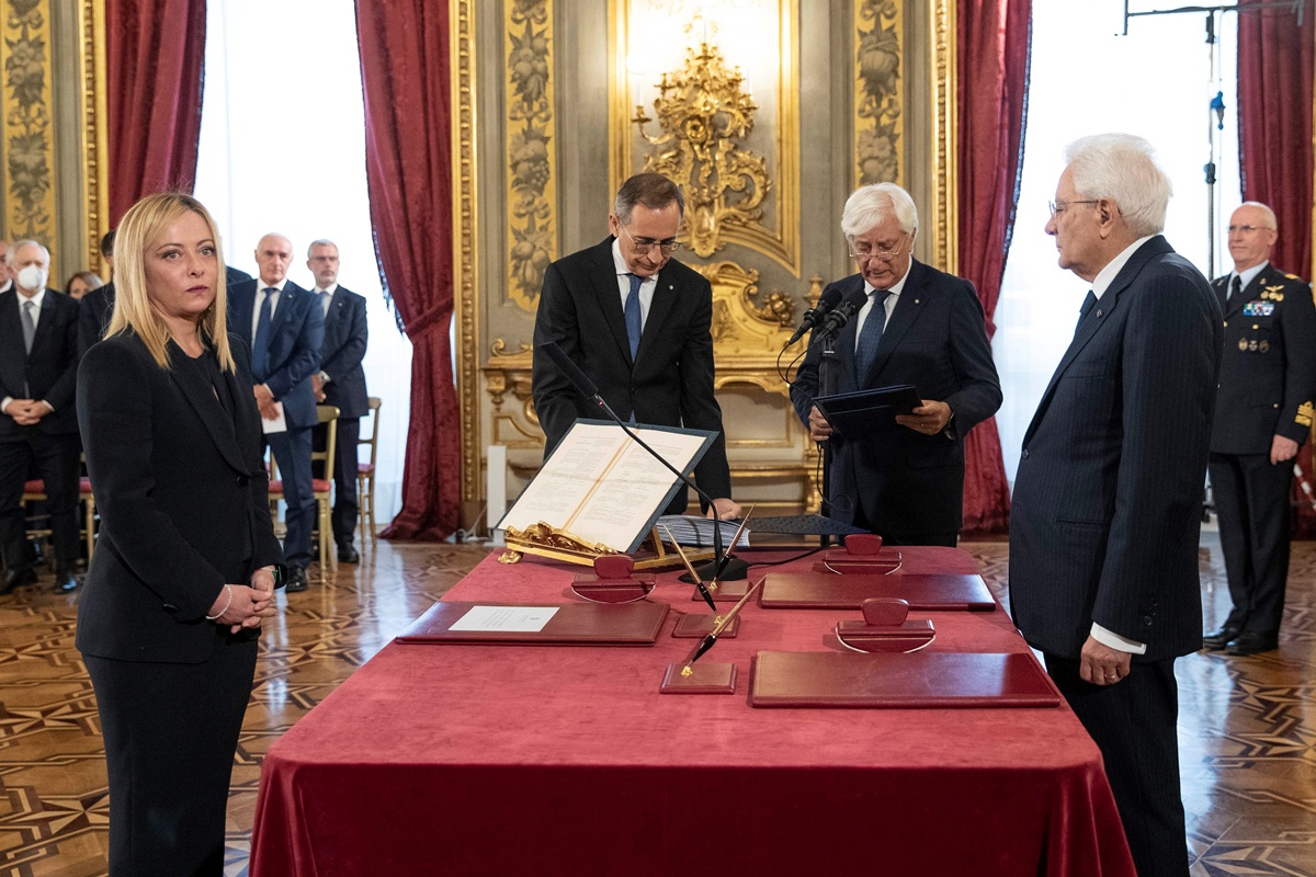 giorgia meloni tailleur giorgio armani giuramento quirinale
