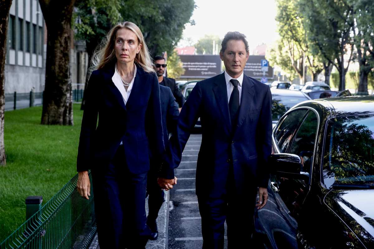 https://static.open.online/wp-content/uploads/2025/09/john_elkann_funerali_armani.jpg