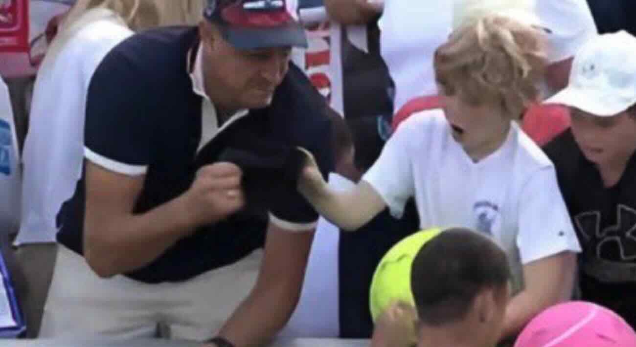Milionario ruba cappellino a un bambino all'Us Open